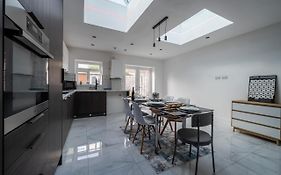 Modern 5 Bed Home In Ealing, Free Driveway Parking, Sleeps 8